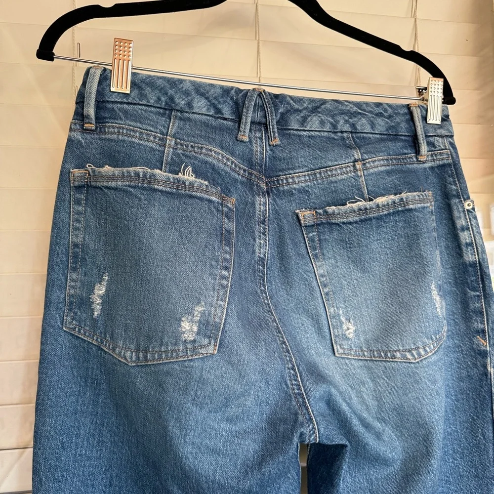 Good American High Waist Split Hem with Cutaway Button Fly Jeans 4/27 - Picture 5 of 15